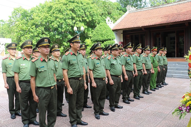 Đoàn đến dâng hoa, dâng hương tại Nhà tưởng niệm Bộ trưởng Trần Quốc Hoàn tại xã Trung Phúc Cường, huyện Nam Đàn