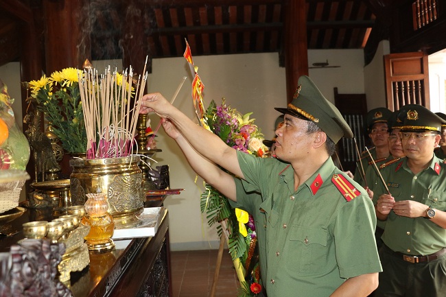 Các thành viên trong đoàn dâng hương tại Nhà tưởng niệm