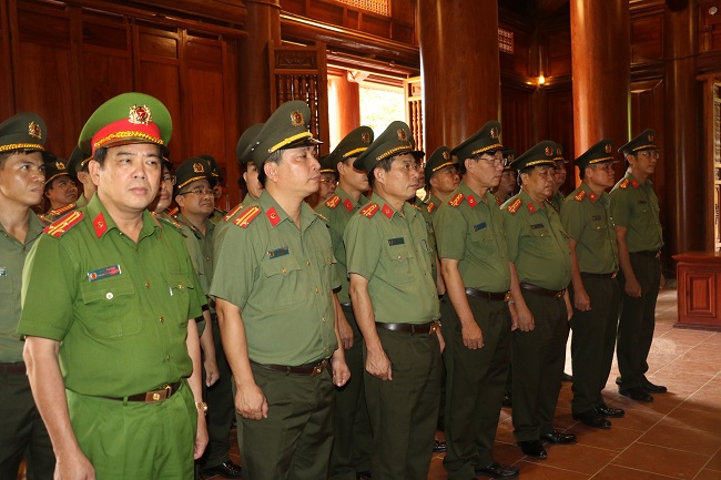 Đoàn đến dâng hoa, dâng hương tại Khu di tích Kim Liên, huyện Nam Đàn