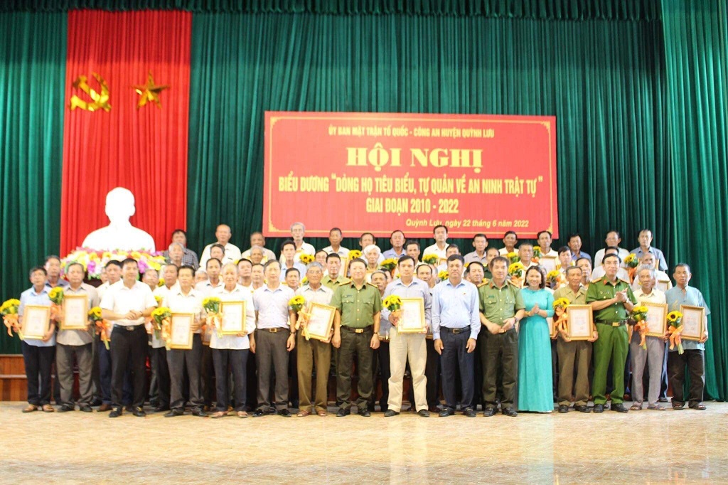 60 “Dòng họ tiêu biểu, tự quản về ANTT” giai đoạn 2010 - 2022 của huyện Quỳnh Lưu được biểu dương, khen thưởng 