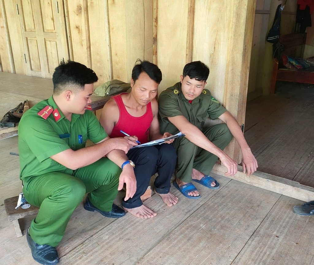 Công an xã Hữu Kiệm, huyện Kỳ Sơn vận động người dân tự nguyện giao nộp vũ khí tự chế