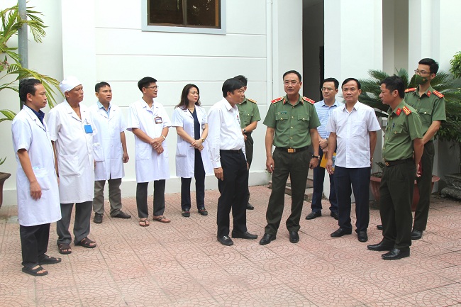 Đồng chí Thiếu tướng Phạm Thế Tùng, Giám đốc Công an tỉnh cùng đại diện ban lãnh đạo Bệnh viện Công an tỉnh đã báo cáo thông tin khái quát với đồng chí Phó Chủ tịch thường trực UBND tỉnh Lê Hồng Vinh về tình hình vụ việc và kết quả điều trị bước đầu cũng như sức khỏe của 05 cán bộ, chiến sĩ bị thương