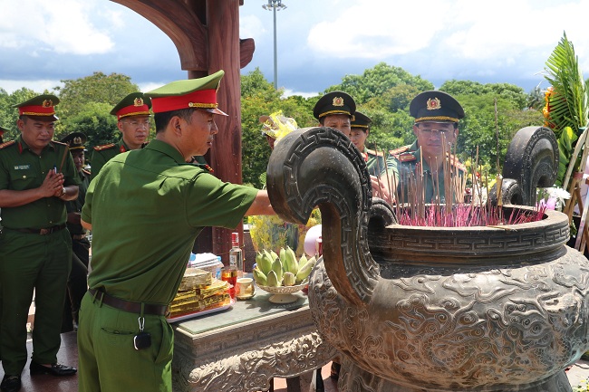 Đoàn đến dâng hoa, dâng hương tại Khu di tích lịch sử Quốc gia đặc biệt thành cổ Quảng Trị