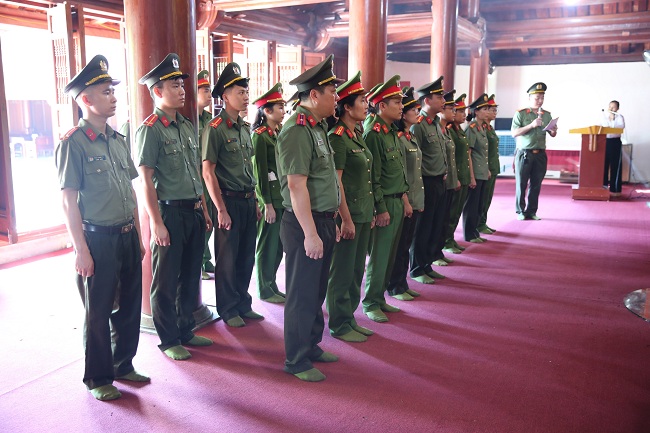 Dâng hoa, dâng hương tại đền thờ Bác Hồ ở Nghĩa trang liệt sỹ quốc tế Việt - Lào, huyện Anh Sơn
