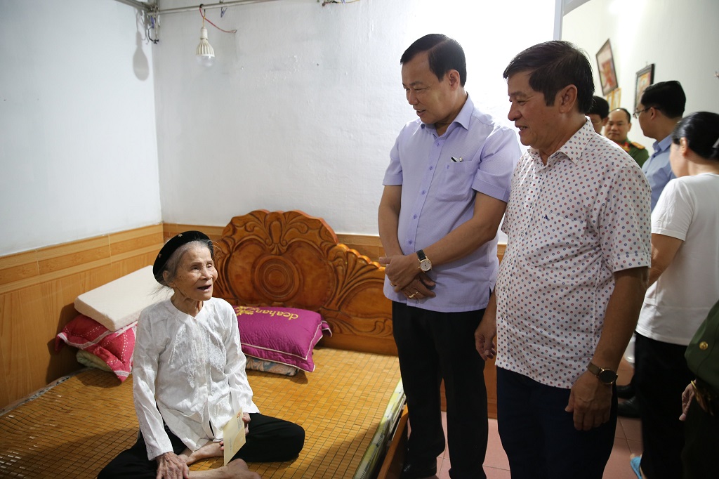 . Đồng chí Lê Tấn Tới ân cần thăm hỏi, tặng quà, gửi lời chúc tốt đẹp nhất thân nhân mẹ Nguyễn Thị Thìn