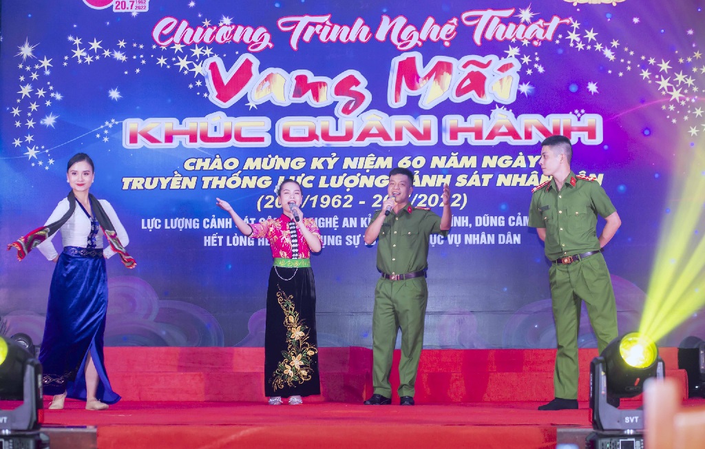 Đội văn nghệ xung kích Cơ quan CSĐT Công an tỉnh vinh dự, tự hào khi được khắc họa hình ảnh các thế hệ cha anh, các đồng chí, đồng đội trên sân khấu chương trình