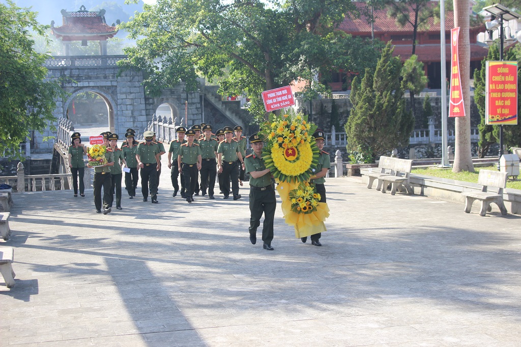 Đồng chí Thượng tá Trần Ngọc Tuấn, Phó Giám đốc Công an tỉnh cùng Đoàn đại biểu Phòng Tham mưu tiến vào dâng hoa, dâng hương tại Nghĩa trang liệt sĩ quốc tế Việt - Lào