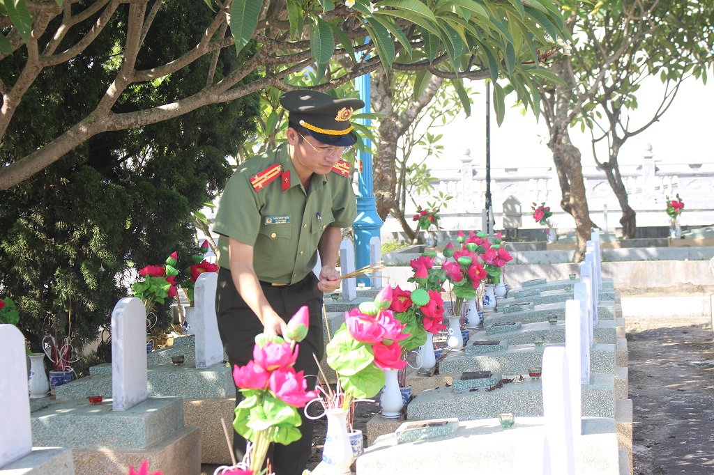 Đồng chí Thượng tá Trần Ngọc Tuấn, Phó Giám đốc Công an tỉnh dâng hương lên các phần mộ liệt sĩ