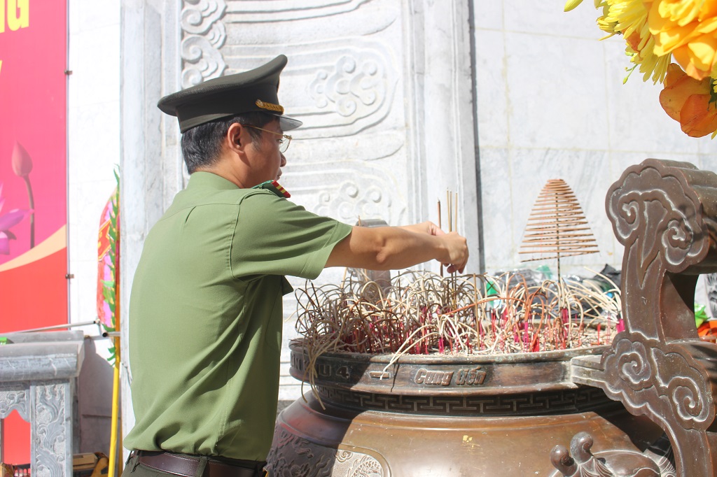 Đồng chí Thượng tá Trần Ngọc Tuấn, Phó Giám đốc Công an tỉnh dâng hương trước Đài tưởng niệm liệt sĩ tại Nghĩa trang liệt sĩ quốc tế Việt - Lào