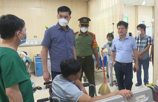 Đồng chí Đại tá Cao Minh Huyền - Phó Giám đốc Công an tỉnh thăm hỏi các hành khách bị thương tại bệnh viện