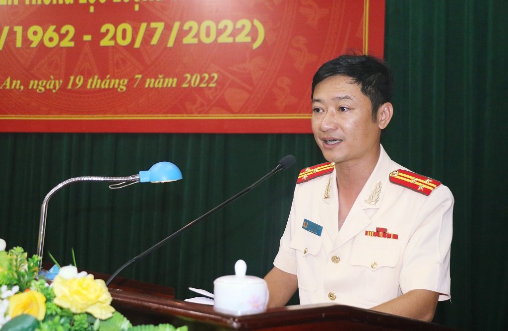 Đồng chí Thượng tá Trần Ngọc Tuấn, Phó Giám đốc Công an tỉnh điều hành phần khai mạc Lễ kỷ niệm