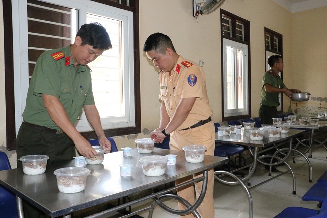“Bữa cơm yêu thương” là tấm lòng, tỉnh cảm của mỗi cán bộ, đoàn viên thanh niên Công an tỉnh Nghệ An gửi đến tất cả thương bệnh binh, thân nhân Anh hùng Liệt sĩ