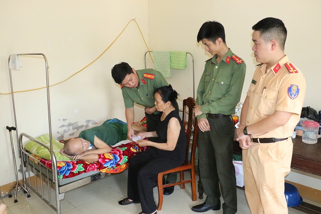 Thăm, tặng quà cho thương bệnh binh thường xuyên ốm đau tại Khu điều dưỡng