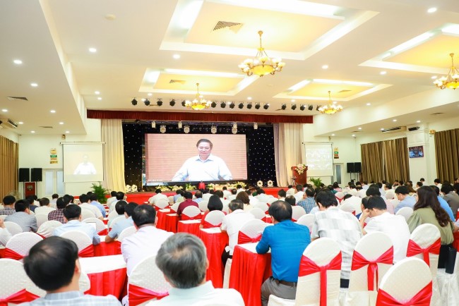 Đồng chí Phạm Minh Chính - Ủy viên Bộ Chính trị, Thủ tướng Chính phủ truyền đạt chuyên đề “Tiếp tục đổi mới, hoàn thiện thể chế, chính sách, nâng cao hiệu lực, hiệu quả quản lý và sử dụng đất, tạo động lực đưa nước ta trở thành nước phát triển có thu nhập cao”