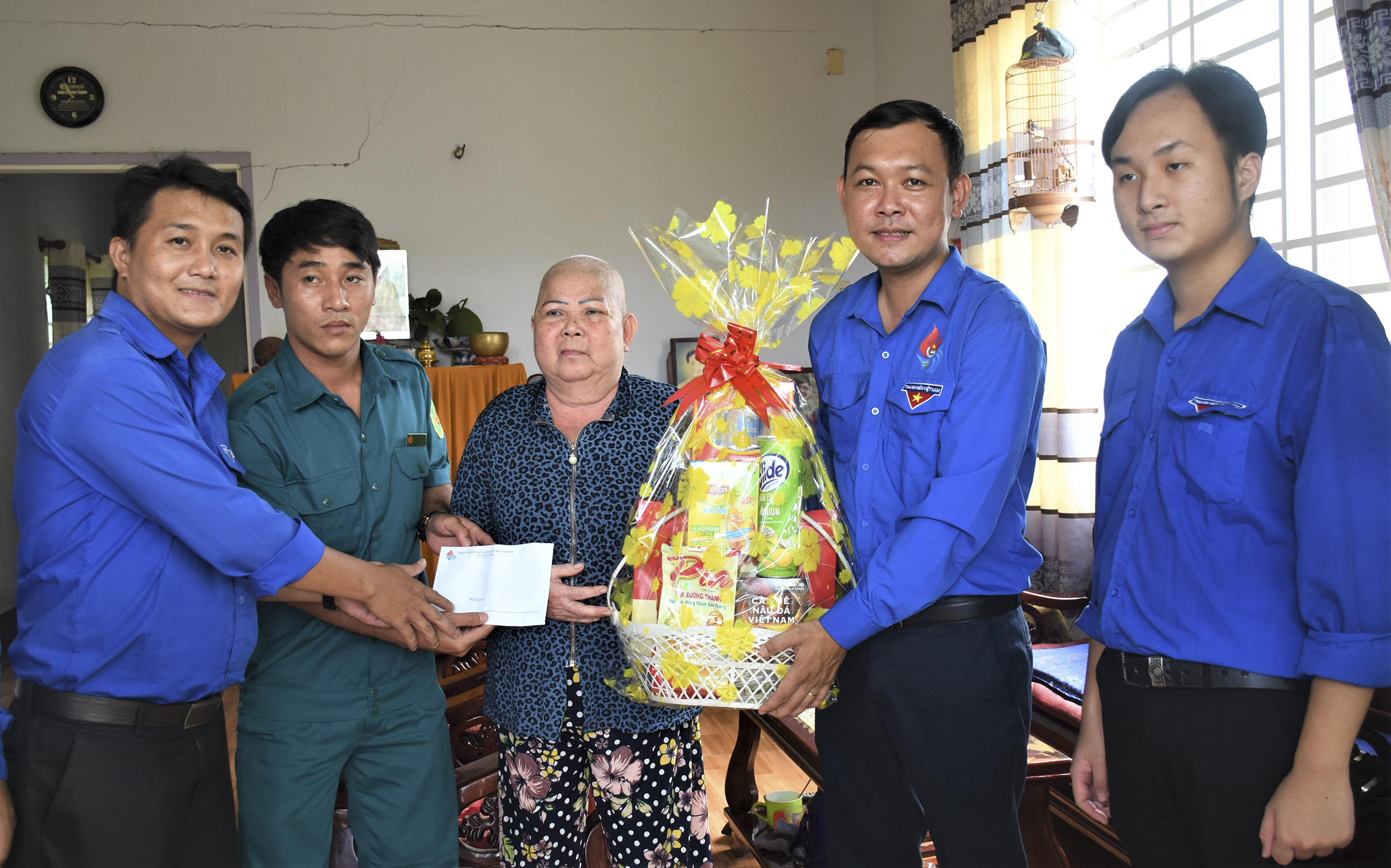 ĐVTN xã Kim Long (huyện Châu Đức) thăm, tặng quà cựu TNXP - bệnh binh Trần Thị Phú (thôn Hưng Long, xã Kim Long).