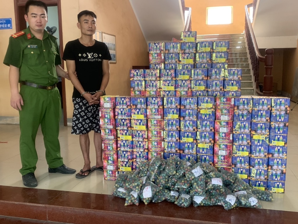 Đối tượng Nguyễn Văn Đại và tang vật pháo bị thu giữ