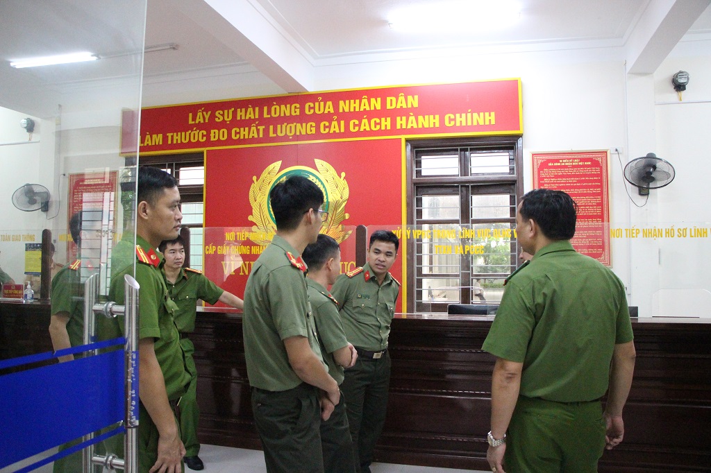 Tham quan mô hình CCHC tại Bộ phận một cửa Công an phường Quỳnh Dị, thị xã Hoàng Mai và Công an thị xã Hoàng Mai