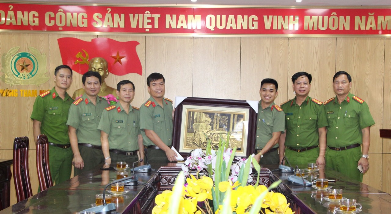 Trong chương trình làm việc tại Nghệ An, Đoàn đại biểu Phòng Tham mưu Công an tỉnh Vĩnh Phúc đã tới thăm và tặng quà Phòng Tham mưu Công an tỉnh Nghệ An