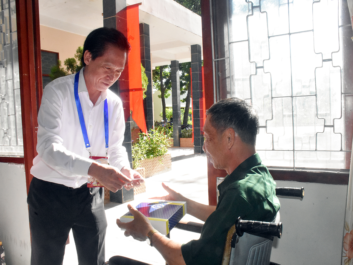 Ông Huỳnh Đức Dũng, Phó Giám đốc Sở VH-TT, Trưởng Ban tổ chức Hội thao thăm hỏi, tặng quà các thương, bệnh binh tham dự Hội thao.