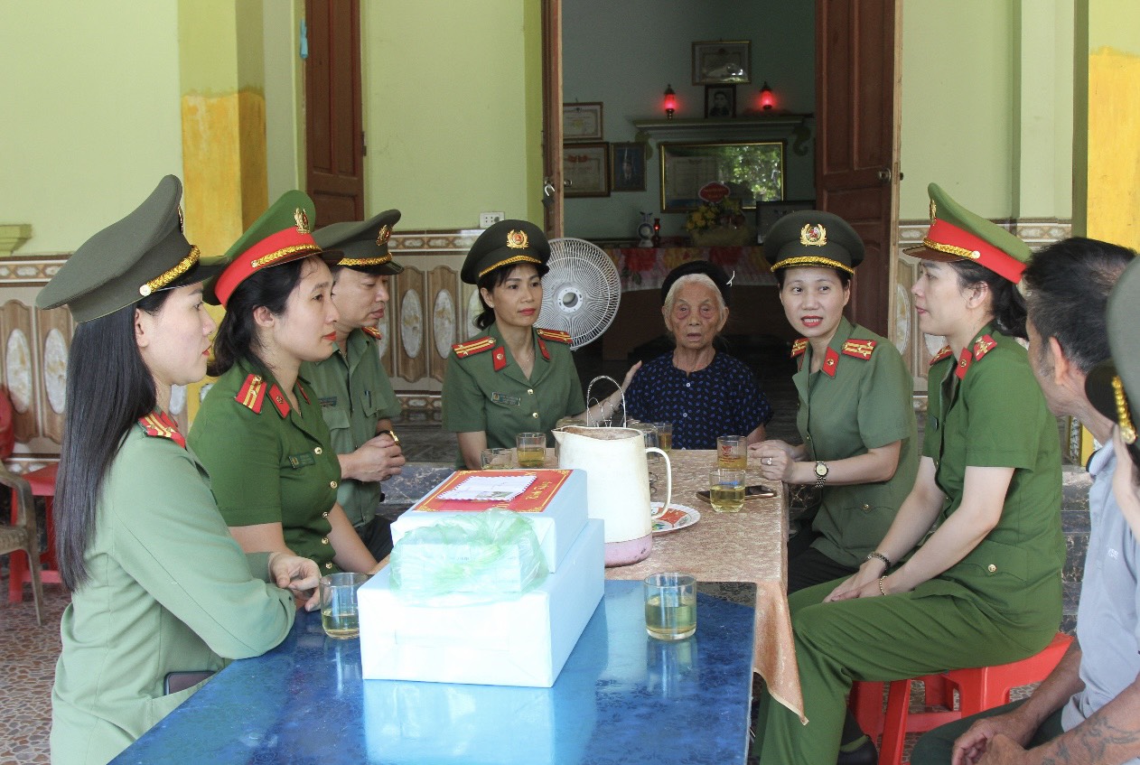 Mẹ Việt Nam Anh hùng Nguyễn Thị Năm, sinh năm 1927, có hai con trai là liệt sĩ hi sinh anh dũng trong thời kỳ kháng chiến chống Mỹ cứu nước