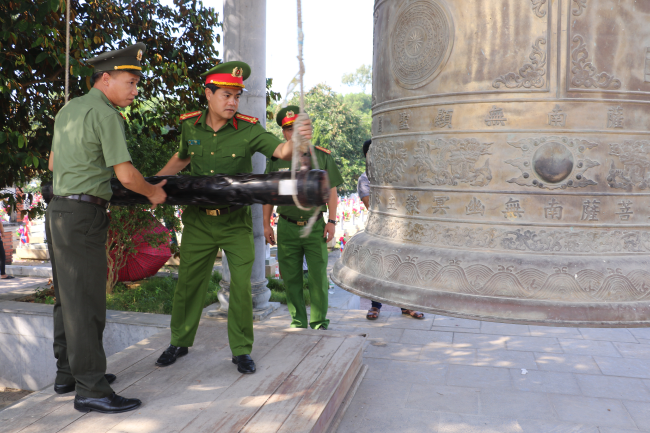 Đồng chí Đại tá Nguyễn Đức Hải - Phó Giám đốc, Thủ trưởng Cơ quan Cảnh sát điều tra Công an tỉnh và đồng chí Thượng tá Nguyễn Duy Thanh - Phó Giám đốc Công an tỉnh thỉnh chuông tại Nghĩa trang liệt sĩ quốc tế Việt - Lào