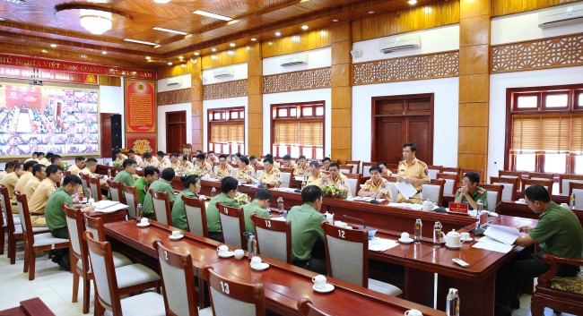 Hội nghị được tổ thức bằng hình thức trực tuyến kết nối từ điểm cầu Công an tỉnh tới điểm cầu Công an 21 huyện, thành phố, thị xã trong toàn tỉnh