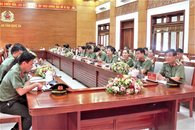 Các đại biểu tại buổi tọa đàm