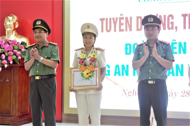 Tuyên dương, trao giải thưởng cho các đoàn viên công đoàn tiêu biểu năm 2022