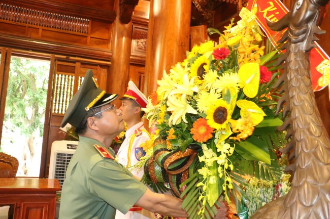 Thay mặt đoàn, đồng chí Thiếu tướng Lê Minh Hà - Ủy viên Đảng ủy Công an Trung ương, Phó Chủ nhiệm Thường trực Ủy ban Kiểm tra Đảng ủy Công an Trung ương dâng lẵng hoa tươi thắm tưởng nhớ Chủ tịch Hồ Chí Minh