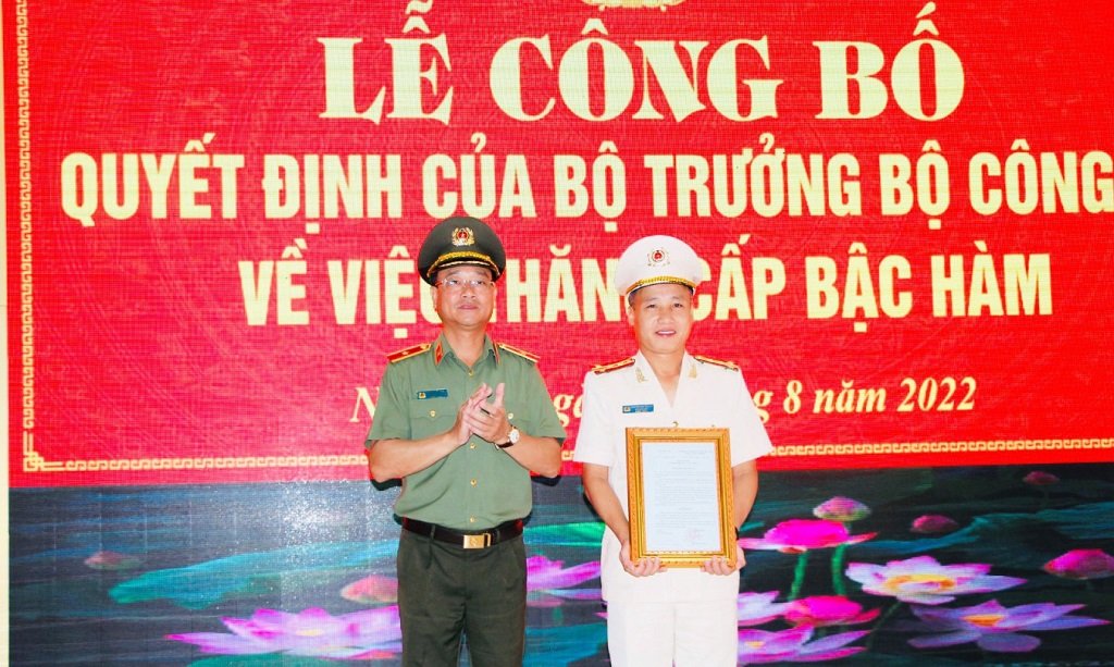 Đồng chí Thiếu tướng Phạm Thế Tùng - Ủy viên Ban Thường vụ Tỉnh ủy, Bí thư Đảng ủy, Giám đốc Công an tỉnh trao Quyết định của Bộ trưởng Bộ Công an thăng cấp bậc hàm từ Thượng tá lên Đại tá đối với đồng chí Nguyễn Duy Thanh - Phó Giám đốc Công an tỉnh Nghệ An