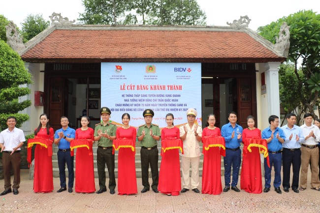 Đoàn Thanh niên Công an tỉnh cắt băng khánh thành hệ thống thắp sáng tuyến đường xung quanh Nhà tưởng niệm đồng chí cố Bộ trưởng Bộ Công an Trần Quốc Hoàn, năm 2020