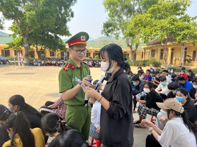 Cán bộ đoàn viên Công an giao lưu, trò chuyện về kiến thức phòng chống ma túy với các em học sinh tại huyện Thanh Chương