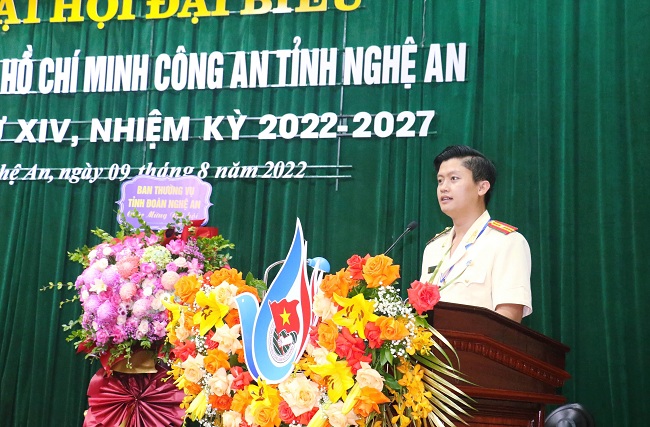 Thay mặt cho tuổi trẻ Công an Nghệ An, Thiếu tá Nguyễn Đình Khánh, Bí thư Đoàn Thanh niên Công an tỉnh Nghệ An phát biểu tại Đại hội