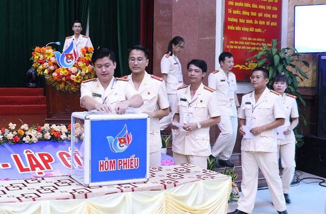Các đại biểu bỏ phiếu bầu tại Đại hội