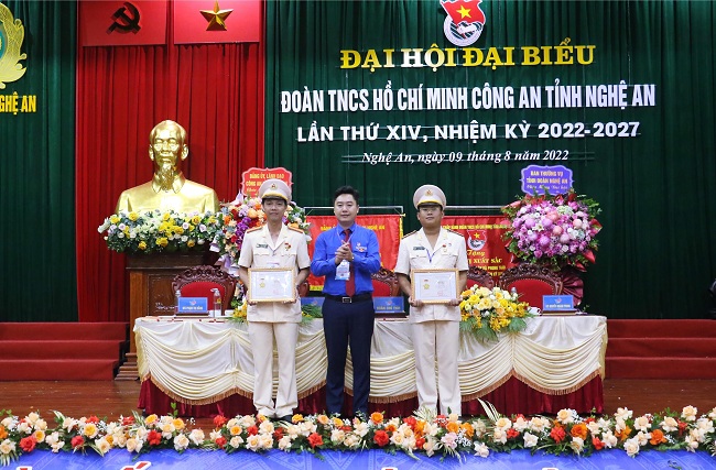 Bí thư Tỉnh đoàn Lê Văn Lương thừa ủy quyền Ban Chấp hành Trung ương Đoàn trao tặng “Kỷ niệm chương Vì thế hệ trẻ” cho 02 cá nhân tiêu biểu của lực lượng Công an tỉnh đã có thành tích xuất sắc trong công tác đoàn và phong trào thanh thiếu nhi nhiệm kỳ 2017 - 2022