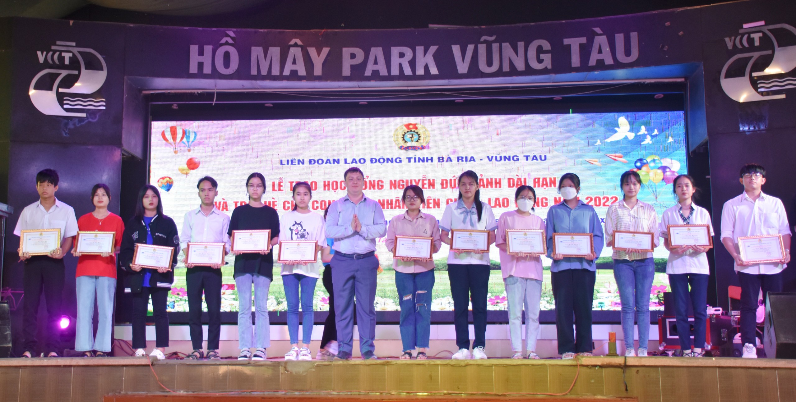 Đại diện Công đoàn Liên doanh Việt Nga Vietsovpetro phía Nga trao học bổng Nguyễn Đức Cảnh cho con CNVC-LĐ