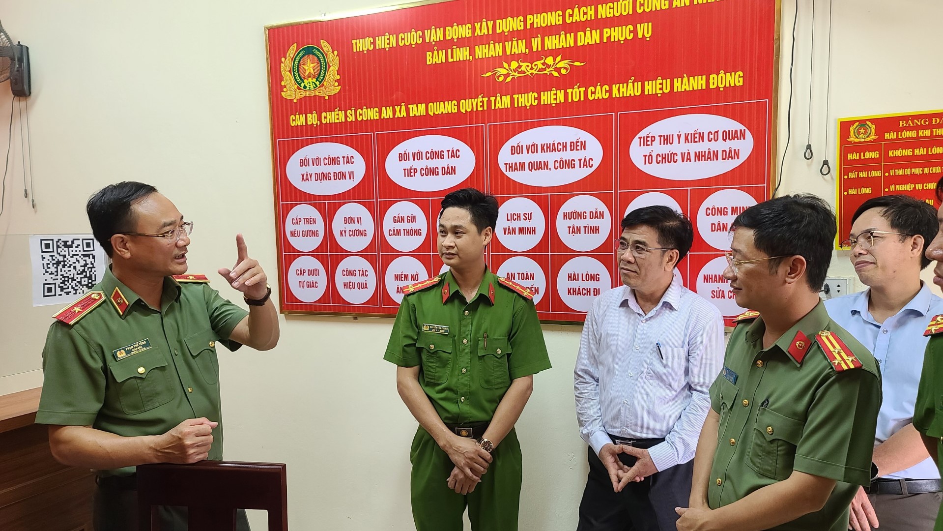 Thiếu tướng Phạm Thế Tùng - Ủy viên Ban Thường vụ Tỉnh ủy – Giám đốc Công an tỉnh Nghệ An kiểm tra quá trình triển khai Đề án tại xã Tam Quang (Tương Dương)