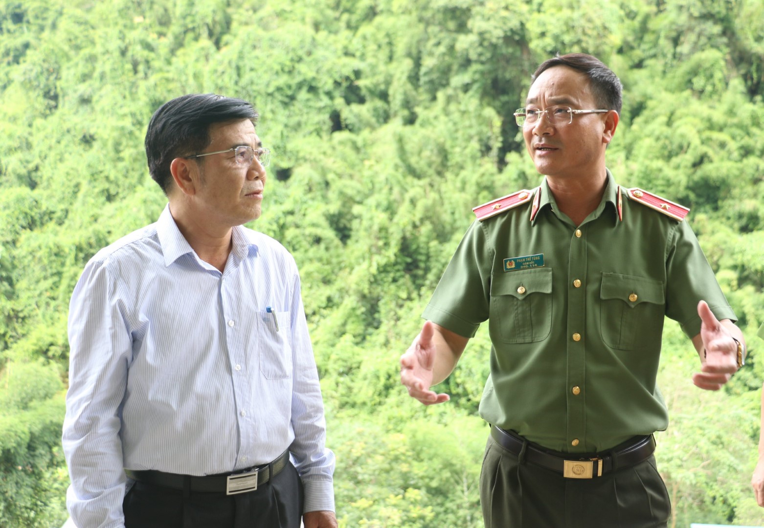 Đồng chí Thiếu tướng Phạm Thế Tùng trao đổi với lãnh đạo huyện Tương Dương về việc triển khai Đề án