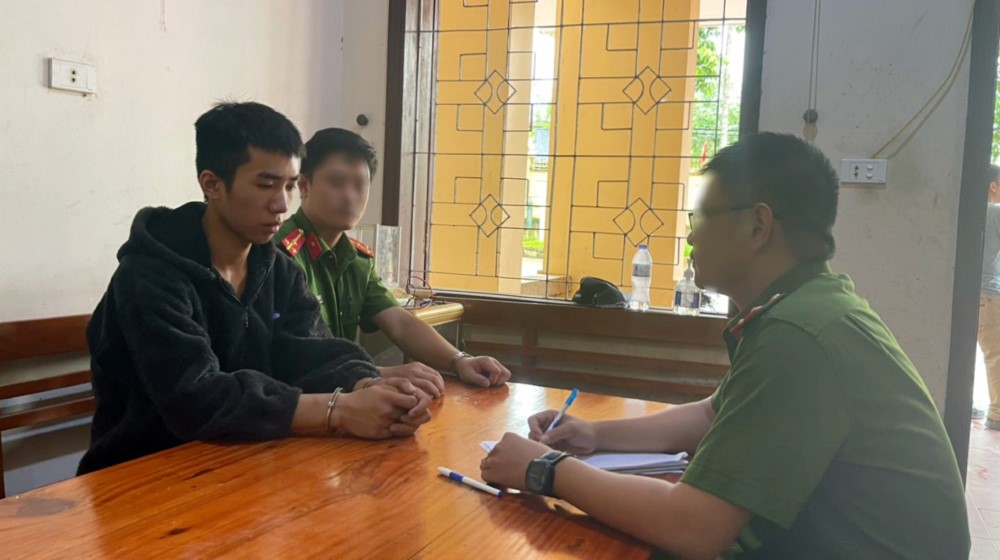 Cán bộ Công an lấy lời khai đối tượng Lữ Văn 