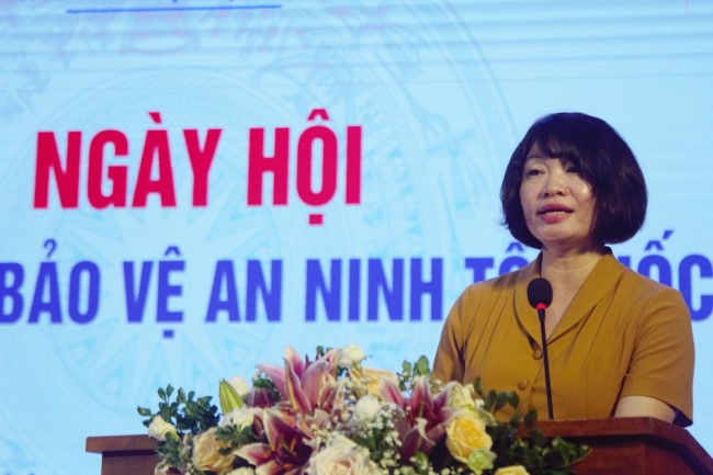 Đồng chí PGS.TS. Nguyễn Thị Thu Cúc, Phó Hiệu trưởng Trường Đại học Vinh trình bày diễn văn Ngày hội