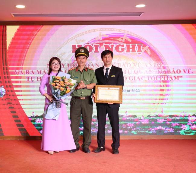 Thừa ủy quyền của Lãnh đạo Bộ Công an và Công an tỉnh Nghệ An, Lãnh đạo Phòng An ninh đối ngoại đã trao Bằng khen của Bộ Công an cho Khách sạn Mường Thanh Grand Phương Đông có thành tích xuất sắc trong phong trào toàn dân bảo vệ ANTQ năm 2022