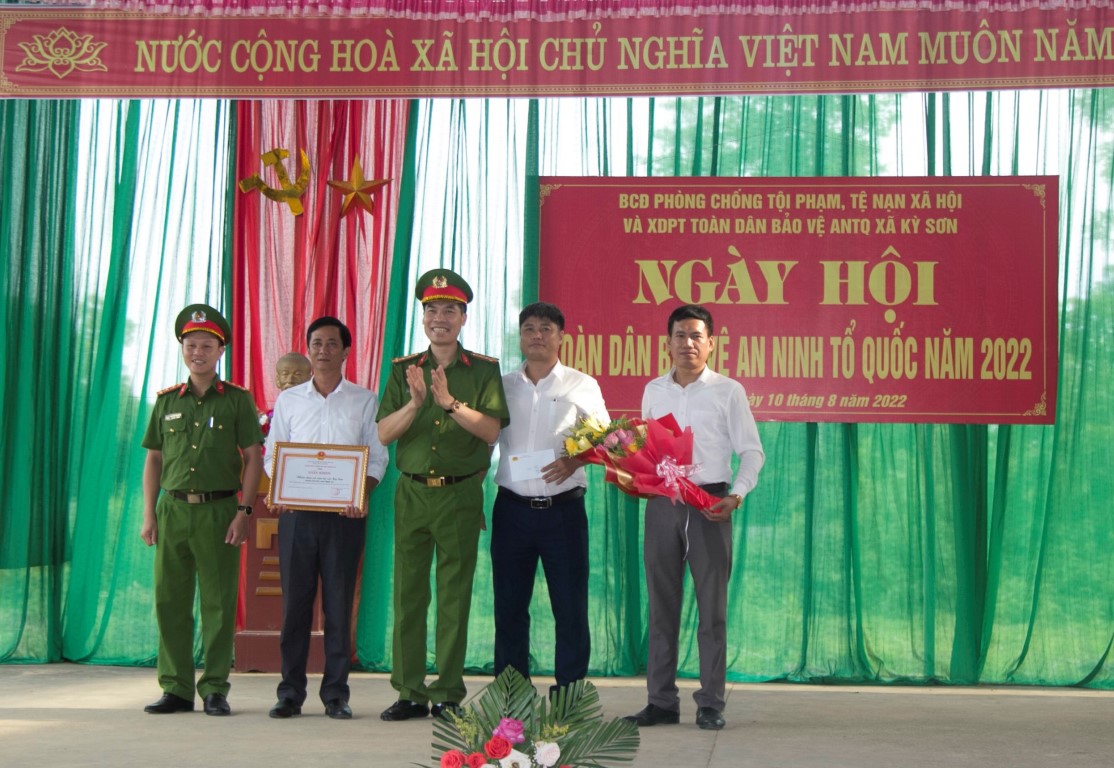 Đồng chí Đại tá Cao Minh Huyền, Phó Giám đốc Công an tỉnh trao tặng Giấy khen của Giám đốc Công an tỉnh cho cán bộ, Nhân dân xã Kỳ Sơn đã có thành tích xuất sắc trong phong trào toàn dân bảo vệ ANTT. Ảnh: Đức Vũ