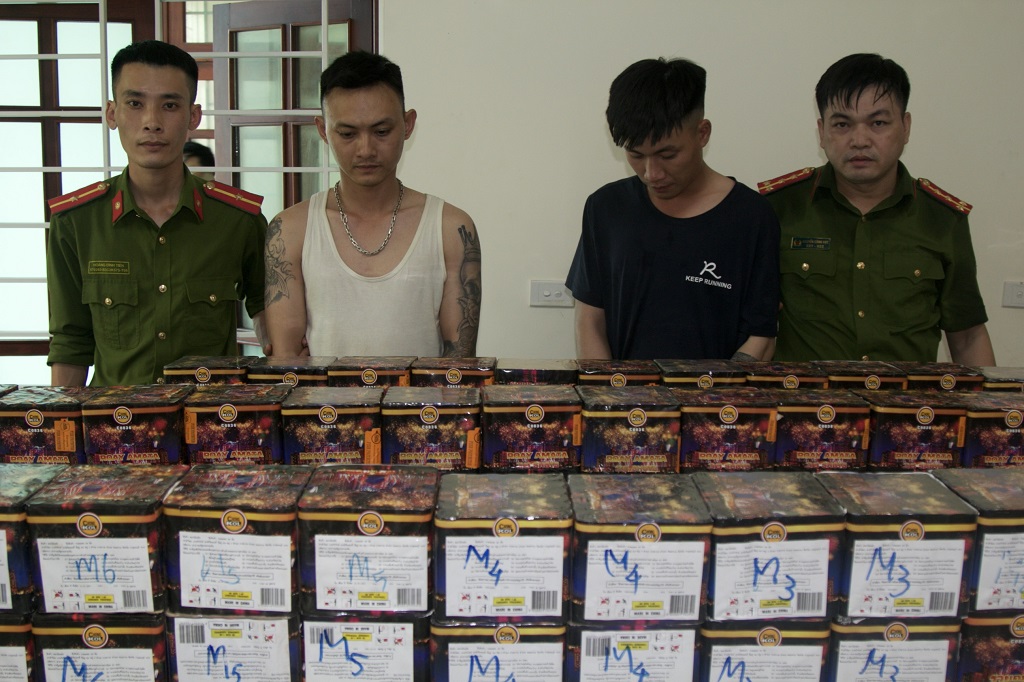 Đối tượng Phạm Văn Nhật (áo trắng) và Trần Văn Phú tại cơ quan Công an