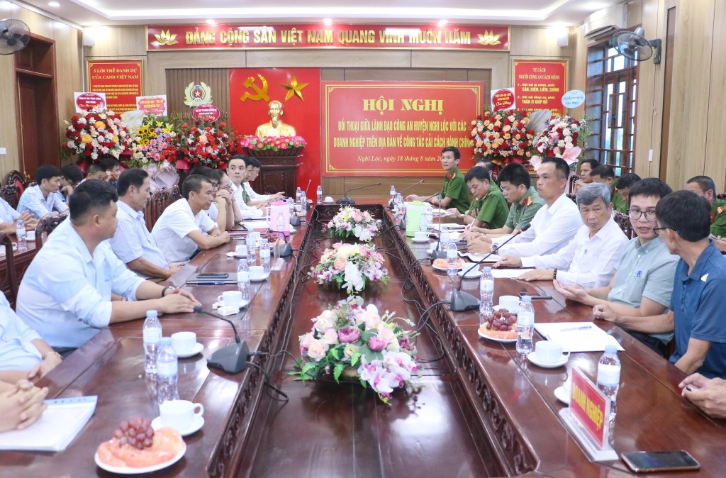 Các đại biểu và đông đảo đại diện các doanh nghiệp trên địa bàn đã tham dự buổi đối thoại