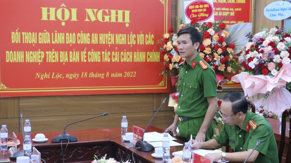 Đồng chí Trung tá Lê Đức Dũng, Trưởng Công an huyện Nghi Lộc phát biểu tại Hội nghị