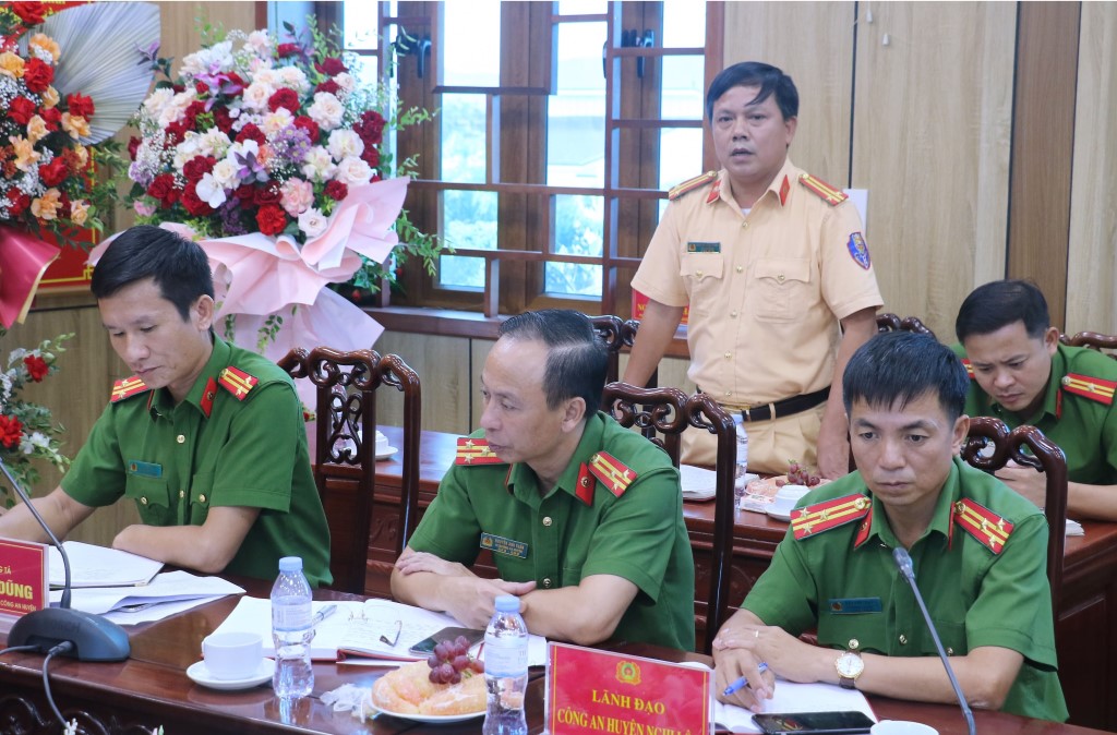 Đại diện lực lượng công tác trong Công an huyện giải đáp những thắc mắc của các doanh nghiệp