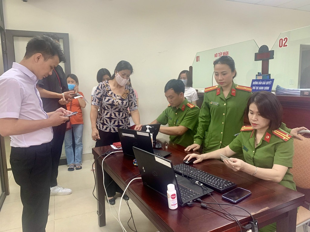 Người dân có thể đến Công an xã, phường, thị trấn hoặc Bộ phận một cửa Công an cấp huyện, Bộ phận một cửa Công an tỉnh để làm thủ tục cấp CCCD