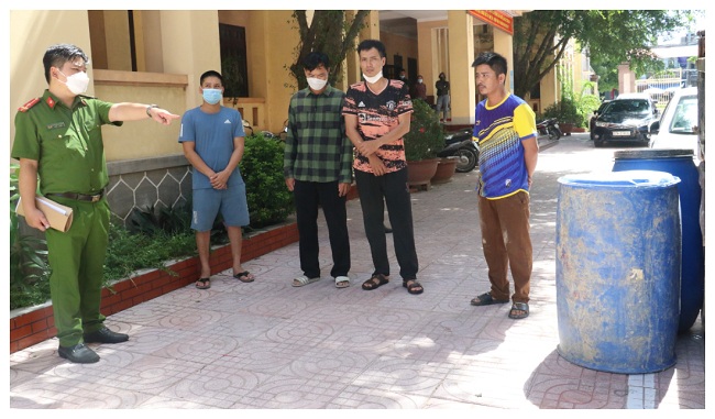 04 đối tượng và 02 thùng dầu đem đi bán kiếm lời