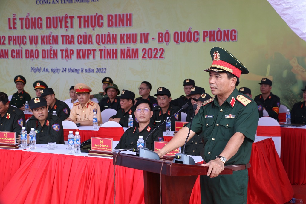 Đồng chí Trung tướng Nguyễn Doãn Anh, Uỷ viên Ban Chấp hành Trung ương Đảng, Tư lệnh Quân khu 4 phát biểu tại buổi lễ tổng duyệt