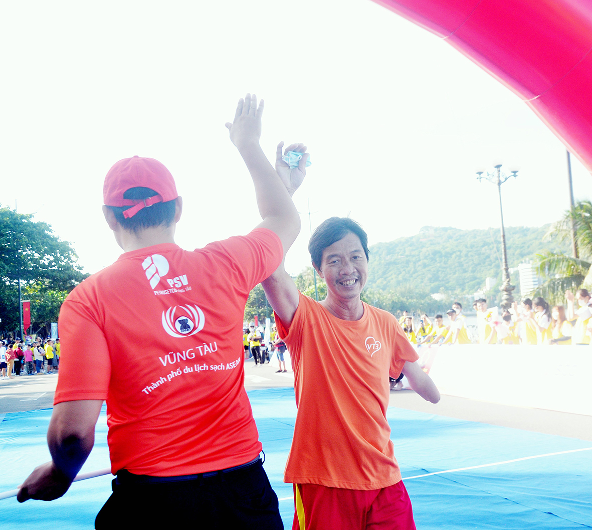 Một Runner đặc biệt, Quách Văn Quyến (Trường THPT Vũng Tàu) rạng rỡ ăn mừng khi về đích.